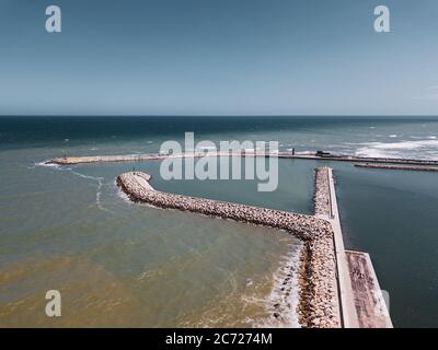 Italien, August 2021- Luftaufnahme des Hafengebiets und der Flaminia-Bucht der Stadt Pesaro in den Marken Stockfoto