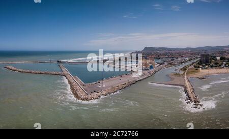 Italien, August 2021- Luftaufnahme des Hafengebiets und der Flaminia-Bucht der Stadt Pesaro in den Marken Stockfoto