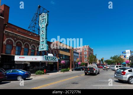 Fargo, North Dakota - 12. August 2014: Blick auf die broadway-Straße mit der Fassade des Fargo-Theaters, in der Stadt Fargo. Stockfoto