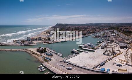 Italien, August 2021- Luftaufnahme des Hafengebiets und der Flaminia-Bucht der Stadt Pesaro in den Marken Stockfoto