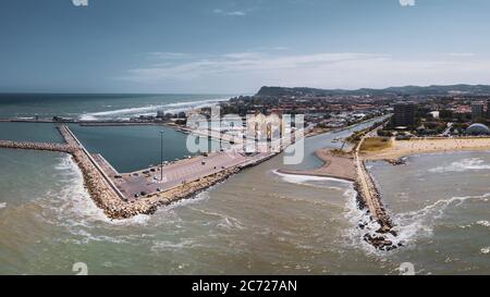 Italien, August 2021- Luftaufnahme des Hafengebiets und der Flaminia-Bucht der Stadt Pesaro in den Marken Stockfoto