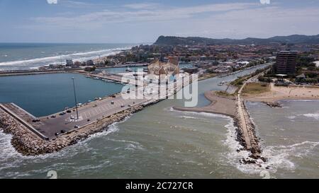 Italien, August 2021- Luftaufnahme des Hafengebiets und der Flaminia-Bucht der Stadt Pesaro in den Marken Stockfoto