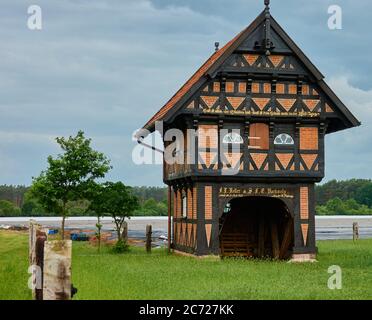 Gifhorn, 24. Mai 2020: Komplett neu renoviertes kleines Fachwerkhaus mit Scheunenboden auf einer Wiese vor einem Spargelfeld Stockfoto