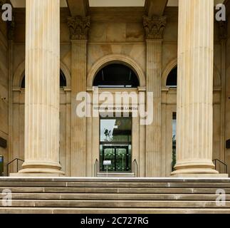 Hannover, 23. Mai 2020: Treppen und Eingangsspalten vor der Eingangstür zum Gebäude des niedersächsischen landtags Stockfoto