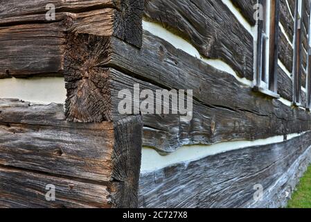 Nahaufnahme Detail der verwitterten Holzhütte Kirche. Stockfoto