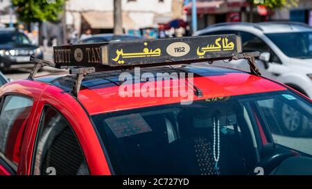 Casablanca, Marokko - Mai 2018: Taxi-Schild auf dem Dach eines Autos in der Nacht Stockfoto
