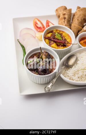 Indische Lebensmittel Platte oder Vegetarisch Thali enthält Dal Fry, Reis, Chapati und eine Art von Gemüse mit Salat Stockfoto