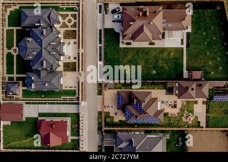 Luftaufnahme eines Hauses mit gepflastertem Hof mit grünem Rasen mit Betonfundament Boden Stockfoto