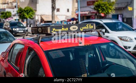 Casablanca, Marokko - Mai 2018: Taxi-Schild auf dem Dach eines Autos in der Nacht Stockfoto