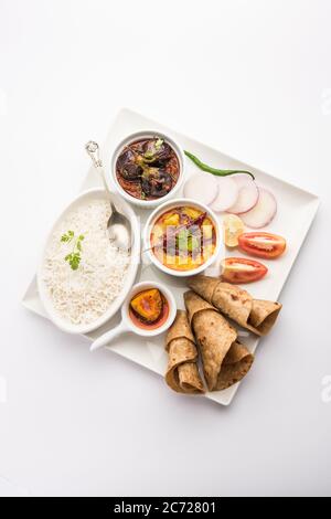 Indische Lebensmittel Platte oder Vegetarisch Thali enthält Dal Fry, Reis, Chapati und eine Art von Gemüse mit Salat Stockfoto