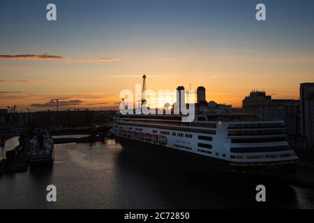 Dublin, Irland - 8. August 2018: Das Holland America Kreuzfahrtschiff legte in den frühen Morgenstunden im Hafen von Dublin an. Stockfoto