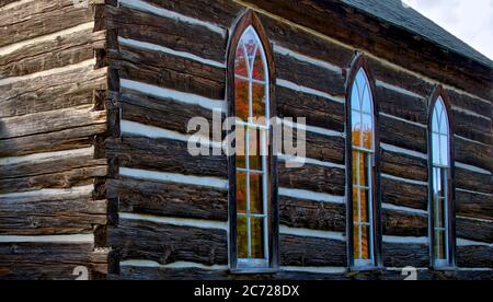 Gebäude außen der verwitterten Holzblockhütte Kirche. Stockfoto