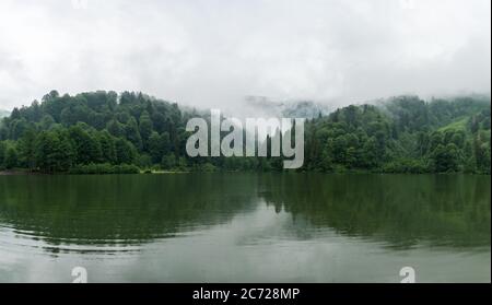 Artvin, Türkei - Juli 2018: Eine wunderschöne Seenlandschaft vom Borcka Karagol Naturpark. Stockfoto