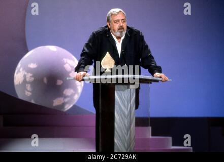 Raymond Burr, der bei der damaligen jährlichen Ace-Preisverleihung für Kabelfernsehen ausgezeichnet wurde, um 1987 Stockfoto