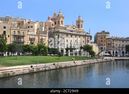 Birgu (Vittoriosa). Malta. Ein Blick von Sengla über Dockyard Creek am Yachthafen und die Stadt Birgu. Stockfoto
