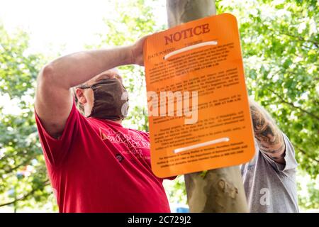 Philadelphia/USA. Nicht identifizierte Stadtarbeiter veröffentlichen eine Nachricht über die Räumung außerhalb des Obdachlosenlager John Talib Dean, wenige Minuten vor Beginn einer Pressekonferenz, die die Stadt Philadelphia aufforderte, konkrete Anstrengungen zu Unternehmen, um Bewohner des Lagers unterbringen zu können. Kredit: Christopher Evens / Alamy Live Nachrichten. Stockfoto