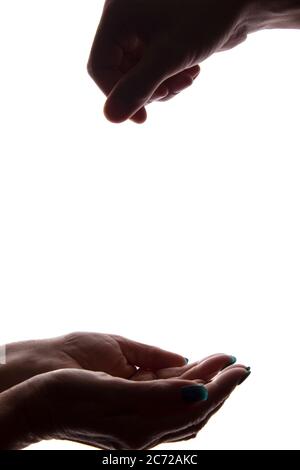 Junge Mann Hand mit einem Ihr Produkt gibt Almosen - Silhouette, Hilfe Konzept Stockfoto