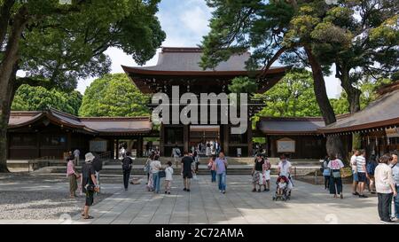 Tokio, Japan - August 2018: Meiji-Schrein in Shibuya, Tokio, ist der schintoistische Schrein, der den deified Geistern von Kaiser Meiji und gewidmet ist Stockfoto