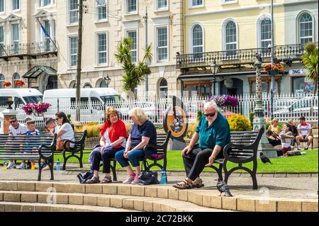 Cobh, County Cork, Irland. Juli 2020. An einem bewölkten, aber feuchten Tag genießen die Menschen den President John F. Kennedy Memorial Park an der Meeresfront in Cobh. Quelle: AG News/Alamy Live News Stockfoto