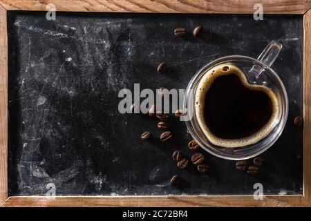 Kaffee im Glas mit Herzform auf Tafel Hintergrund.Copy Raum Stockfoto