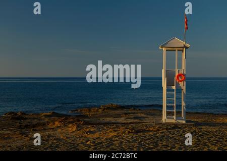 Rettungsschwimmer-Turm am Strand Stockfoto