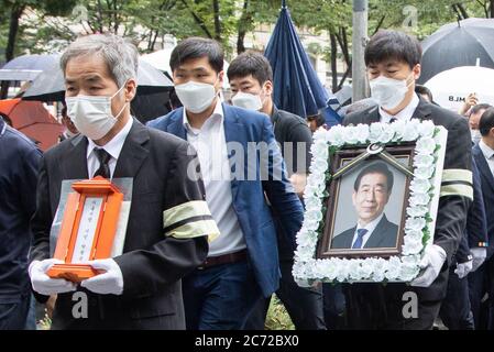 Seoul, Südkorea. Juli 2020. Südkoreaner trägt ein Porträt des verstorbenen Seoul Mayor Park Won-soon nach seiner offiziellen Beerdigung vor dem Seoul City Hall in Seoul, Südkorea am 13. Juli 2020. (Foto von Lee Young-ho/Sipa USA) Quelle: SIPA USA/Alamy Live News Stockfoto