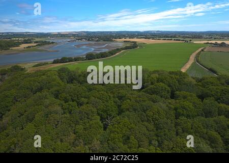 Schöne Luftaufnahme von Chichester Marina Richtung Dell Quay und über die Felder von West Sussex. Stockfoto