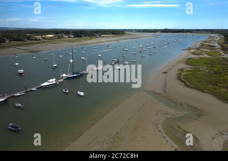 Luftbild von Yachten und Booten, die auf einem Ponton und vor Anker in der Mündung bei Chichester Marina festgemacht sind. Stockfoto