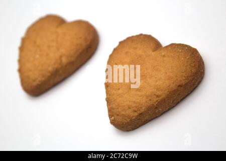 Zwei leckere Kekse in Form von Herzen, zwei Herzen zusammen - ein Symbol der Liebe Stockfoto