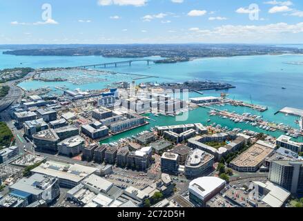 Blick über das Wynard Quarter und den Viaduct Harbour vom Sky Tower, Auckland, Neuseeland Stockfoto