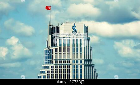 Istanbul Türkei - September 2018: Oberste Stockwerke des Hauptgebäudes der Isbank in Levent, istanbul, Türkei Stockfoto