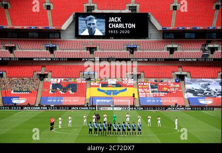 Spieler und Beamte stehen für eine Minute Applaus in Erinnerung an Jack Charlton, der am Samstag vor dem Sky Bet League One Play-off-Finale im Wembley Stadium, London, verstorben ist. Stockfoto