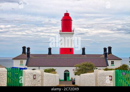 Der Leuchtturm des Souter an der Küste Nordostenglands in der Nähe von Whitburn, Sunderland, Tyne und Wear. Stockfoto