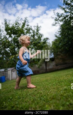 Kleines Mädchen spielt im Garten Stockfoto