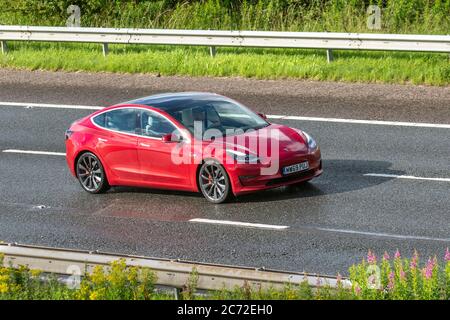 2019 rot Tesla Model 3 Performance AWD; Fahrzeuge mit Verkehrsbehinderungen, Fahrzeuge, die Fahrzeuge auf britischen Straßen fahren, Motoren, Fahrzeuge auf dem Autobahnnetz der M6. Stockfoto