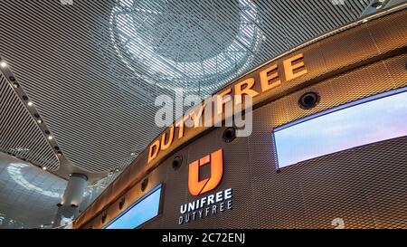 Istanbul, Türkei - Juli 2019: Duty Free Shop am neuen Flughafen Istanbul im Boarding-Bereich Stockfoto