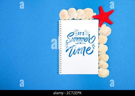 Starfish and seashells on a blue page with text Summer Time Stockfoto