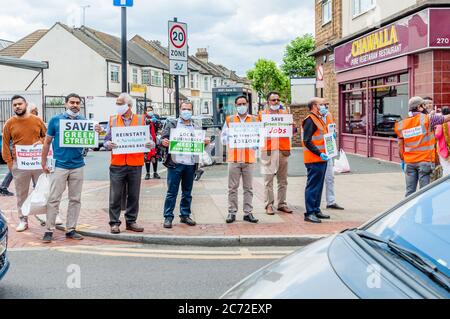 Unternehmen protestieren gegen die Wiedereinführung von Parkbuchten in der Green Street. Der Einfluss würde der Fußweg schmal wird nicht beobachten soziale Distanzierung Stockfoto