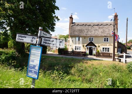 Suffolk Pub; The Affleck Arms, ein englisches Dorf Country Pub im Suffolk Dorf Dalham an einem sonnigen Tag im Sommer; Dalham Suffolk UK Stockfoto