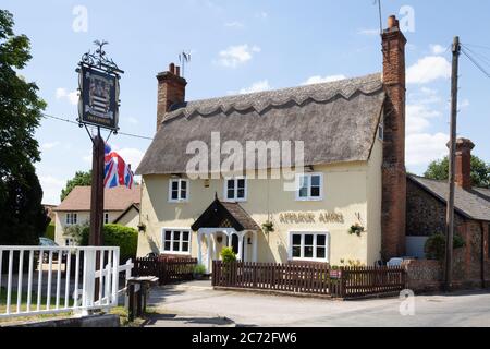 The Affleck Arms, ein englisches Dorf Country Pub im Suffolk Dorf Dalham an einem sonnigen Tag im Sommer; Dalham Suffolk UK Stockfoto