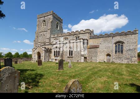 Englische Dorfkirche; Außenansicht der Kirche der Heiligen Jungfrau Maria aus dem 17. Jahrhundert und Kirchhof; Dalham Village, Suffolk UK Stockfoto