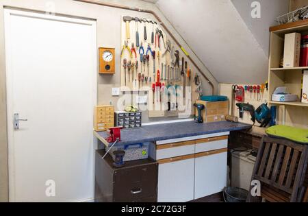 Indoor DIY Werkstatt und Werkzeuge in einer heimischen Garage während der Sperre gebaut - Beispiel für Lockdown-Aktivitäten; Suffolk England UK Stockfoto