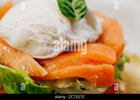 Ei benedikt mit geräuchertem Lachs auf Toast. Leckeres Frühstück Stockfoto