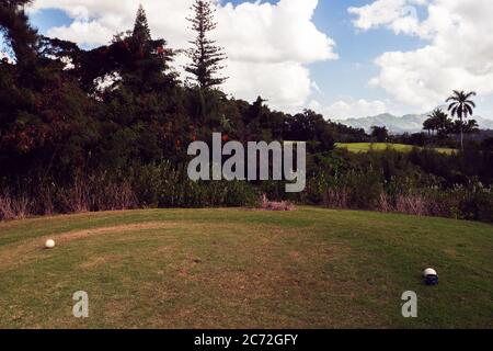 Golfplatz mit Golfbällen, Kauai Hawaii USA Stockfoto