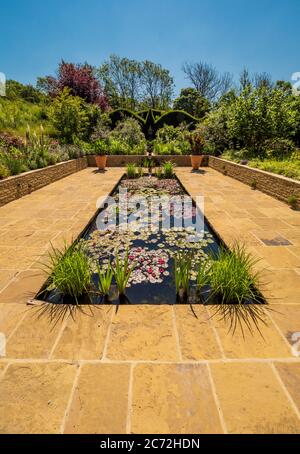 Der rechteckige Pool des edwardianischen Gartens in RHS Harlow Carr, Harrogate, North Yorkshire, Großbritannien Stockfoto