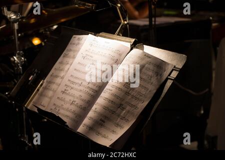 Musiknotizbuch und Instrumente, klassische Musiksymbole und Noten Stockfoto