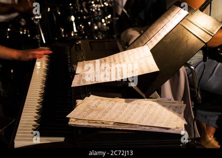 Musiknotizbuch und Instrumente, klassische Musiksymbole und Noten Stockfoto