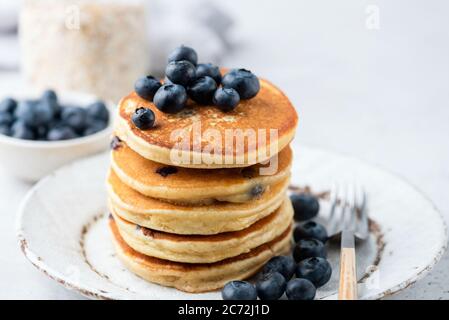 Stapel von Heidelbeer Pfannkuchen. Hausgemachte Maispfannkuchen mit Heidelbeeren Stockfoto