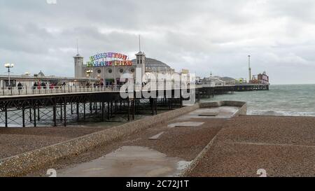 Brighton and Hove, Sussex, Großbritannien - Januar 2019: Der Brighton Pier, auch bekannt als Palace Pier, ist ein denkmalgeschütztes Vergnügungspier in Brighton, England Stockfoto