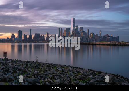 Wunderschöner Sonnenaufgang über New York City von Newport, New Jersey aus gesehen Stockfoto